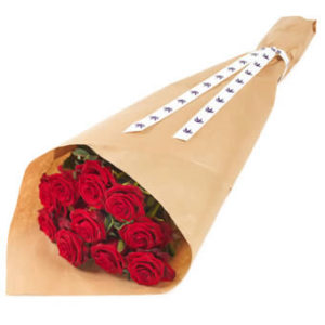 Bukett med röda rosor, inslagen i fint omslagspapper.